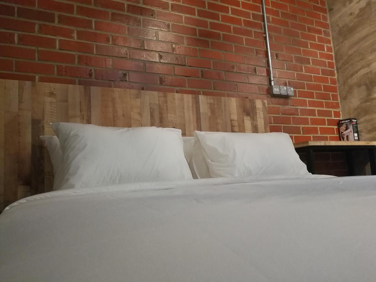 The Rise Room Куала-Тренгану Экстерьер фото A bed with two pillows
