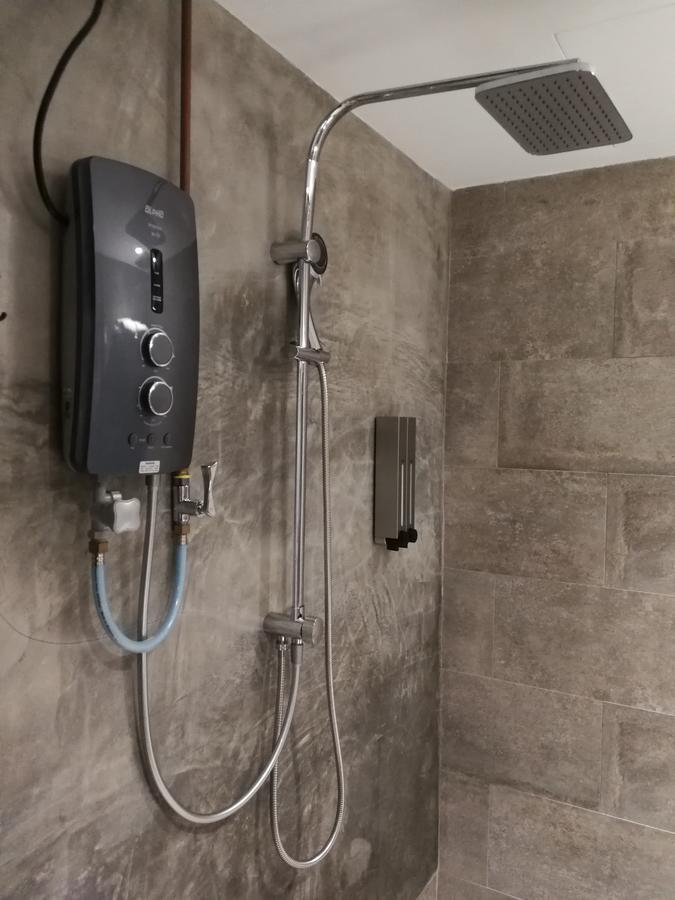 The Rise Room Куала-Тренгану Экстерьер фото A shower with a shower heater